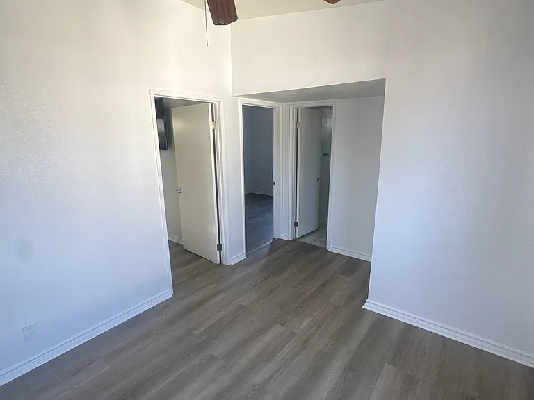 4758 Oak St #4758 — Photo 3