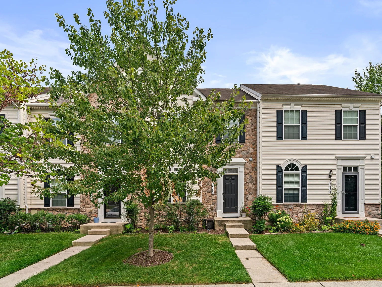 3 bed, 2.5 bath, 1694 sqft, $2,700 — Photo 2
