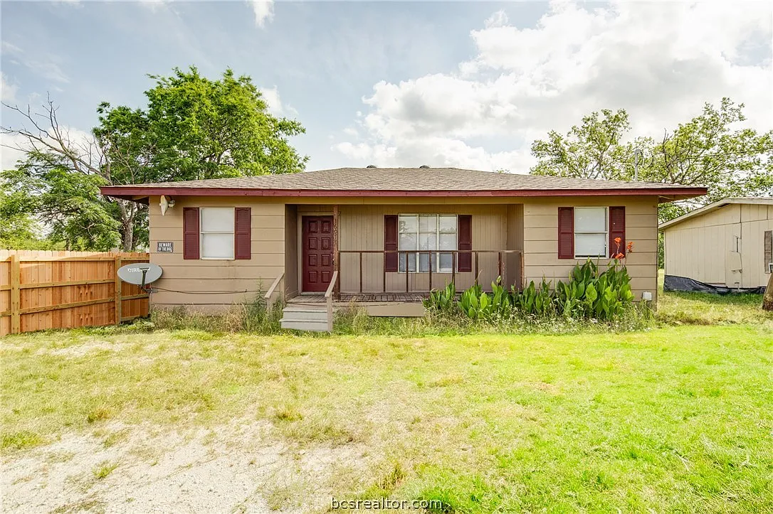 3 bed, 916 sqft, $999 — Photo 1
