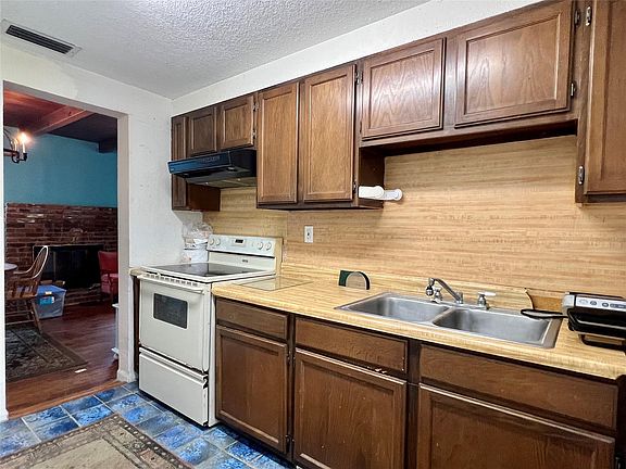 3rd image of 1300 NW 3 Avenue