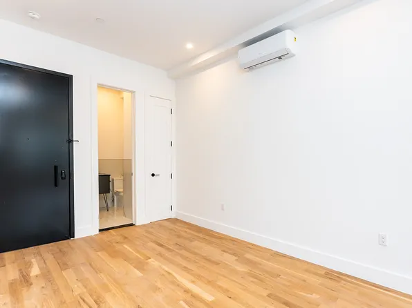 422 1/2 Gates Avenue image 4 of 22