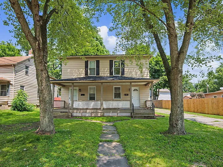 240 Warren Ave — Photo 1
