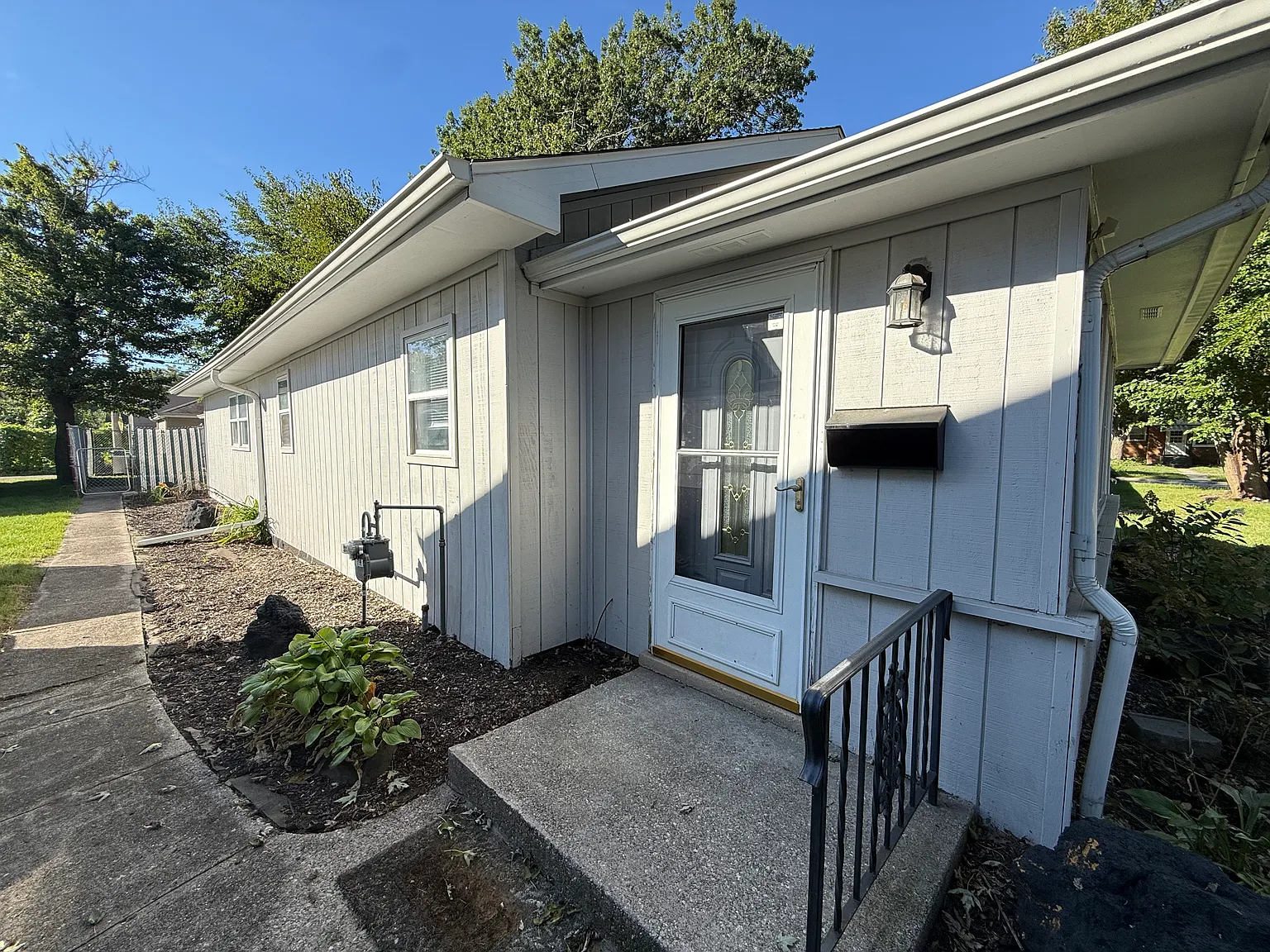 3 bed, 1100 sqft, $1,800 — Photo 2