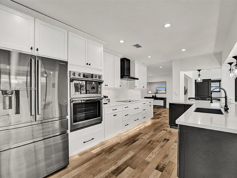 915 NW 7th St — Photo 3