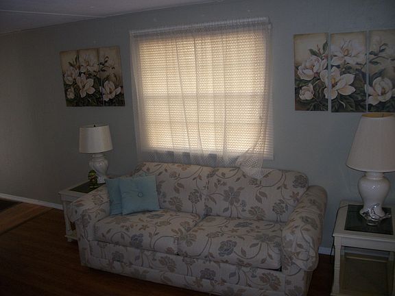 4th image of 28 Poinsettia Dr