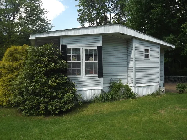 79 Lakeside Dr, Mechanicville, NY 12118