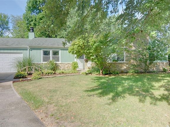 2nd image of 18 Sleepy Hollow Dr
