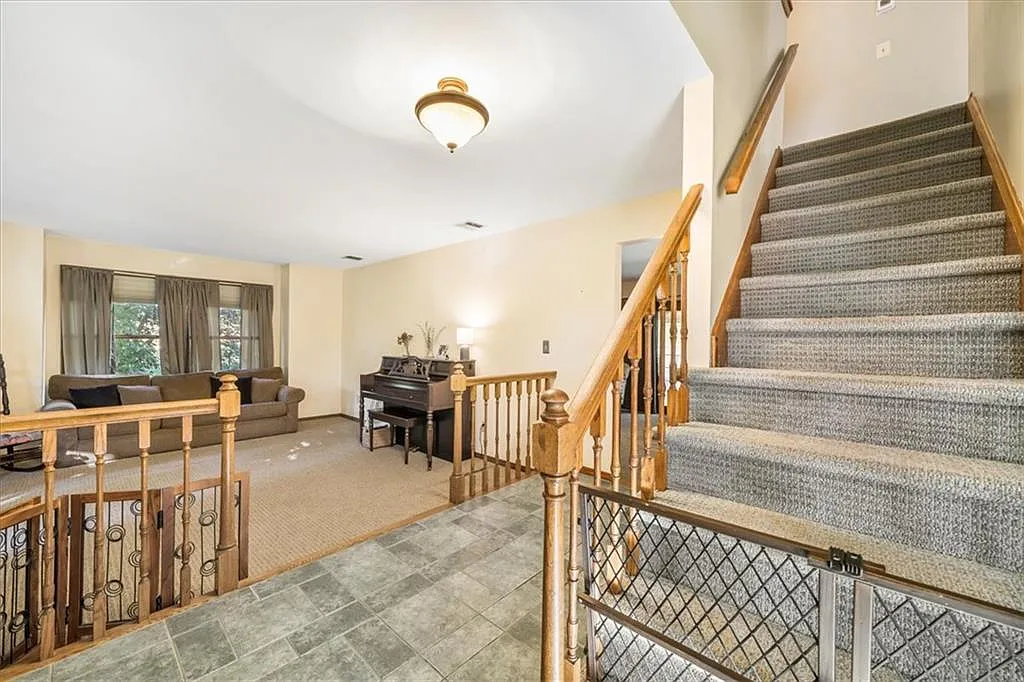4 bed, 2160 sqft, $4,295 — Photo 2