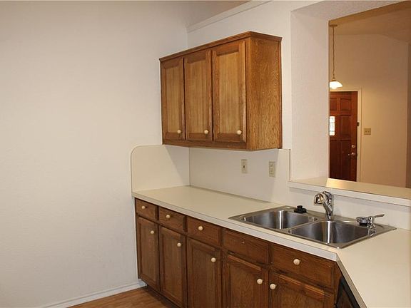 5th image of 2109 Peakwood Dr