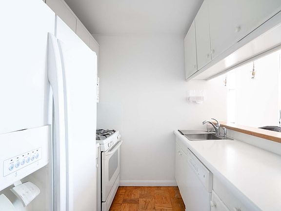 4th image of 415 E 37th St APT 17C