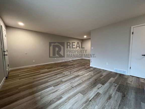 5th image of 1642 Larch St #3