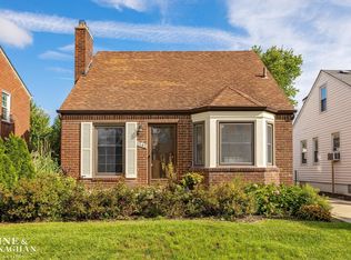 1242 Roslyn Rd, Grosse Pointe Woods, MI 48236