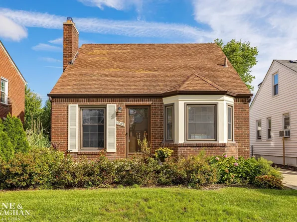 1242 Roslyn Rd, Grosse Pointe Woods, MI 48236