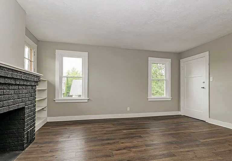 2322-2324 Eastview Ave #2324 — Photo 4