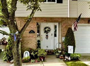 16 Poplar Ln, Staten Island, NY 10309
