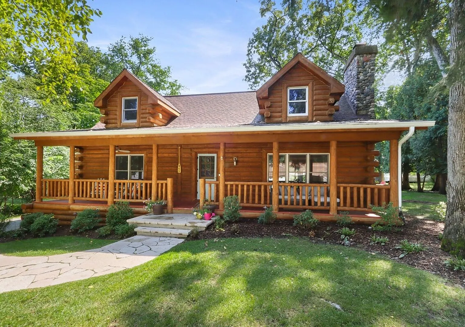 Lake Geneva Furnished Cabin Near Beach Available for Monthly & Mid-Term Rentals — Photo 1