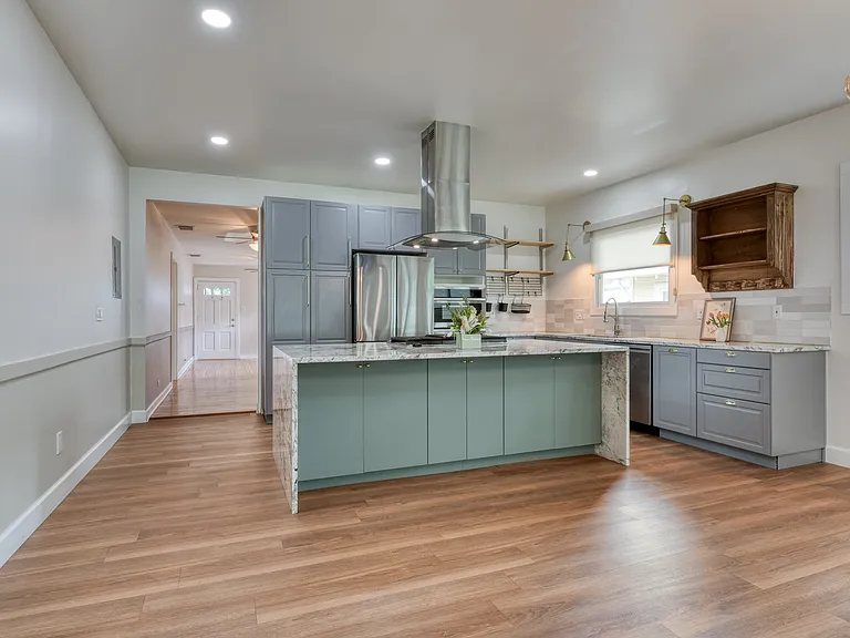 523 E Huisache Ave — Photo 4