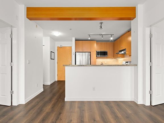 4th image of 580 Raven Woods Dr #405