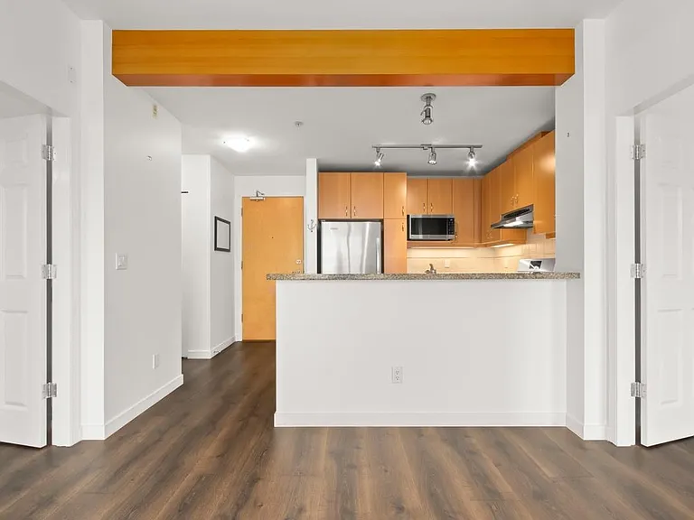 580 Raven Woods Dr #405 — Photo 4