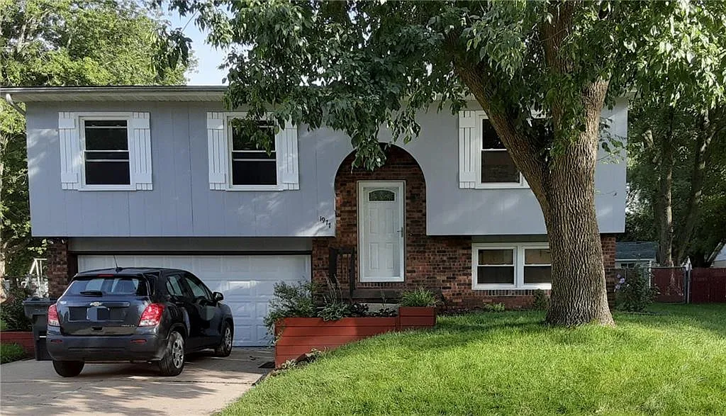 1977 Queen Mary Ct photo 1