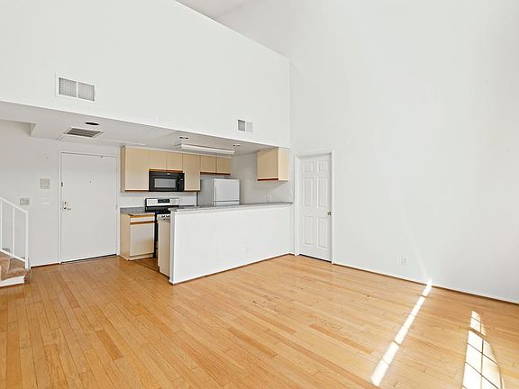5th image of 607 N Rossmore Ave APT 202