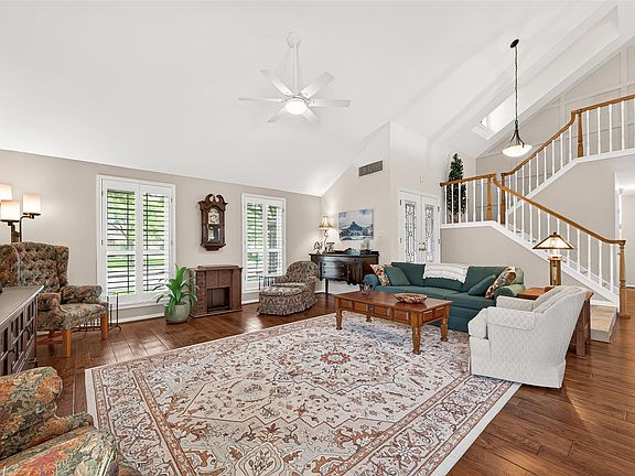 4th image of 303 Longview Dr