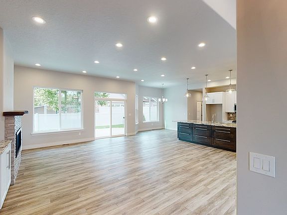 3rd image of 828 Whispering Creek Ct
