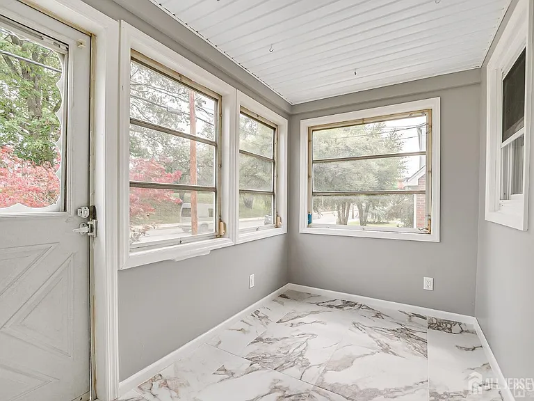 48 Johnson Pl — Photo 5