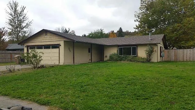 711 NW Parker Dr photo 1
