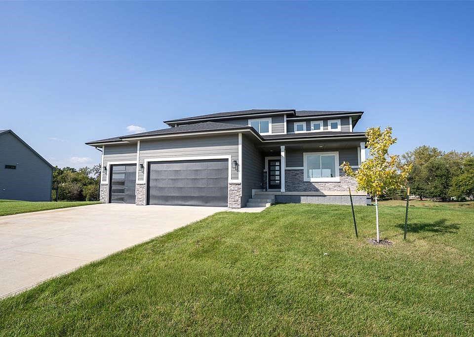 1st image of 537 SE Walnut Woods Dr