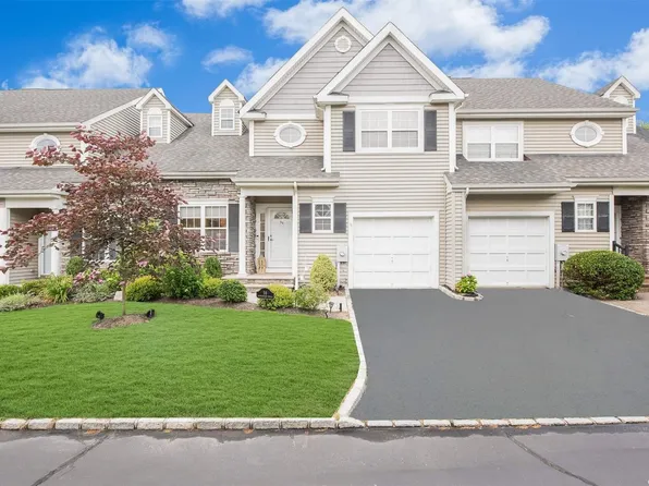 59 Paddington Circle #59, Smithtown, NY 11787