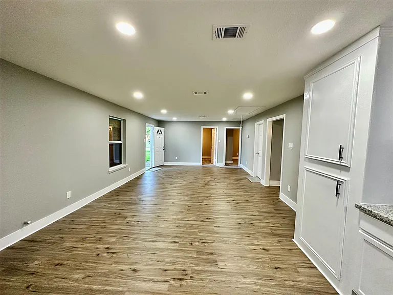 10210 Ashville Dr — Photo 3