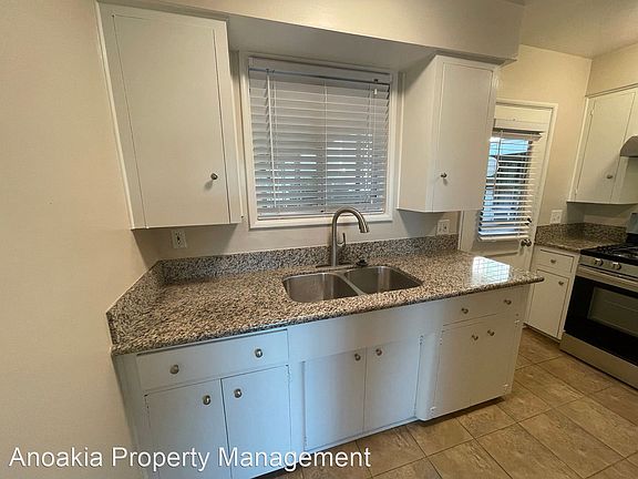 4th image of 937 E Mariposa St #1