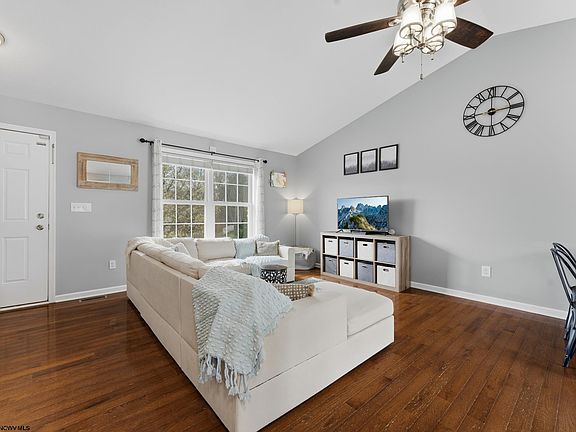 5th image of 426 Oakmont Ct