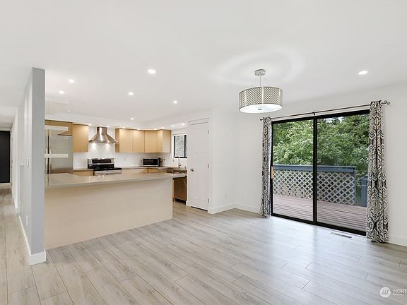 3rd image of 2530 Conger Court NW