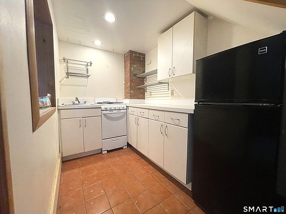 5th image of 540 Whitney Ave #4