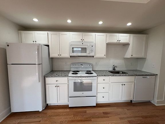 2nd image of 5635-5645 Hobart St #34