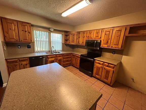 4th image of 505 Queen Anne Dr