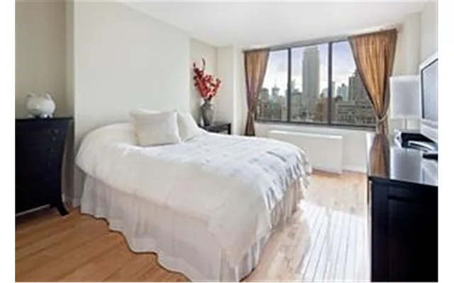 Sold by Douglas Elliman | media 22