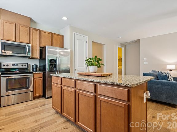 3rd image of 3198 Helmsley Ct