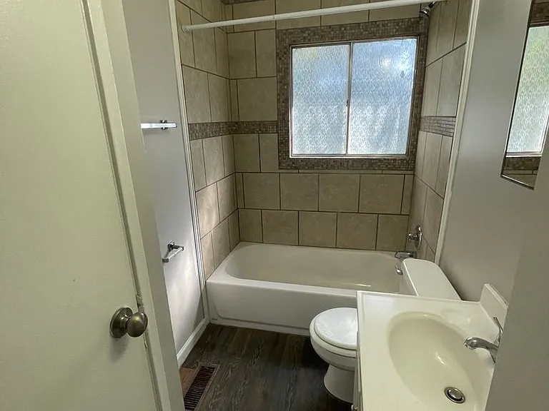 3161 Chrysler St — Photo 10