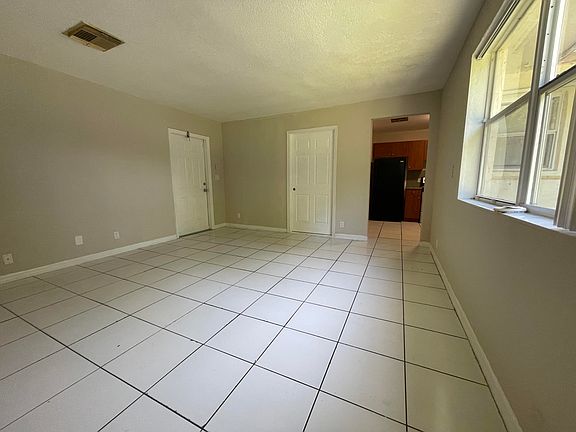 4th image of 216 NW 12th St #1