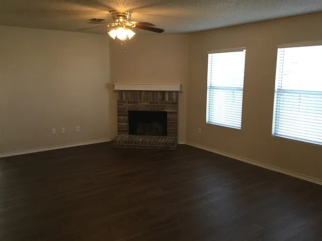 4 bed, 2.0 bath, 2088 sqft, $2,405 — Photo 4