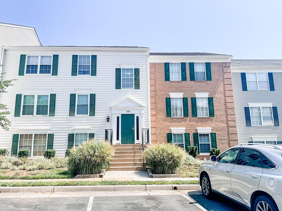 Exterior of 108 Prosperity Ave Unit E in Leesburg, VA