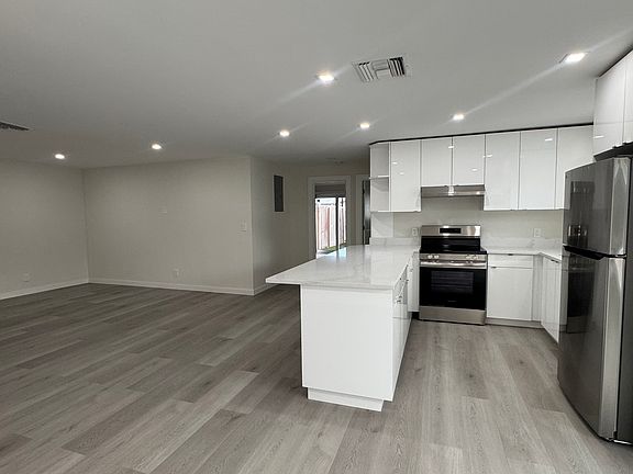 5th image of 2070 NE 56th St Unit 2