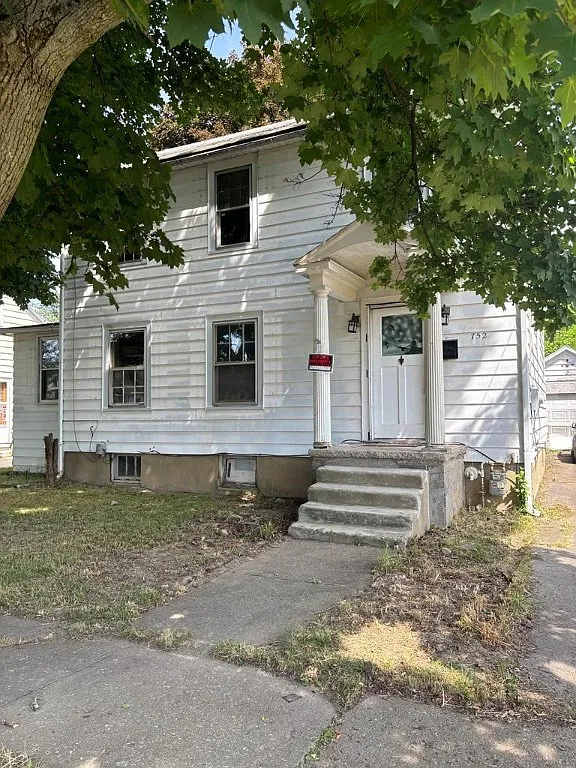 752 Thompson St photo 1