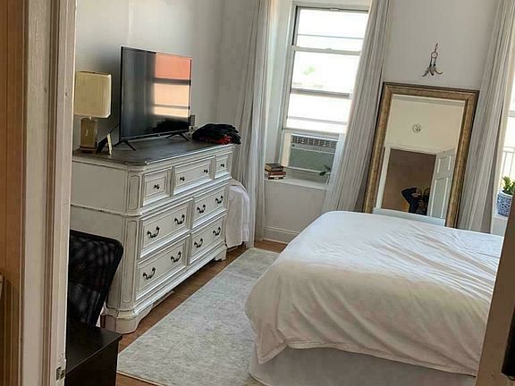 2nd image of 139 Norfolk St #4