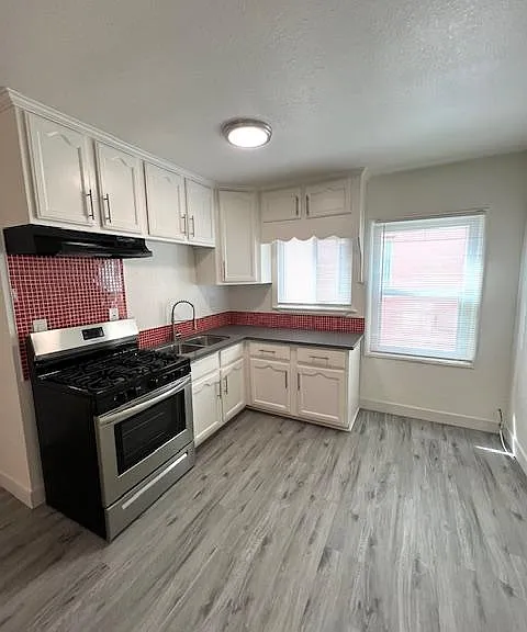 527 E 3rd St #12 — Photo 1