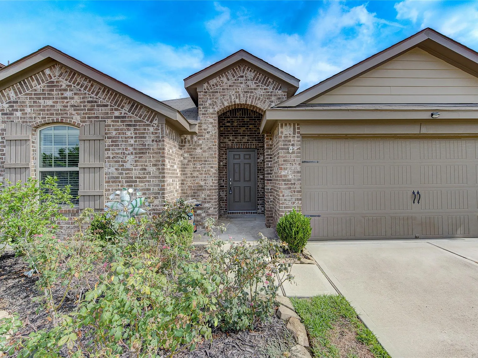 4 bed, 2.0 bath, 2094 sqft, $2,200 — Photo 3