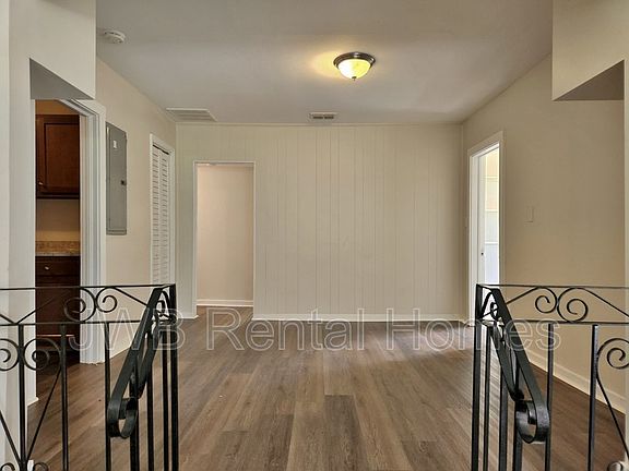 5th image of 214 Santa Barbara Ave